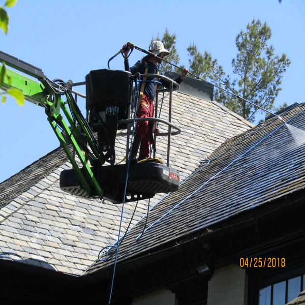 Roof Cleaning Lifts 